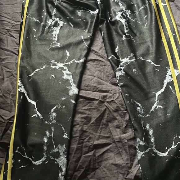 Goldsheep Leggings. Black Marble with gold stripes - Picture 4 of 6
